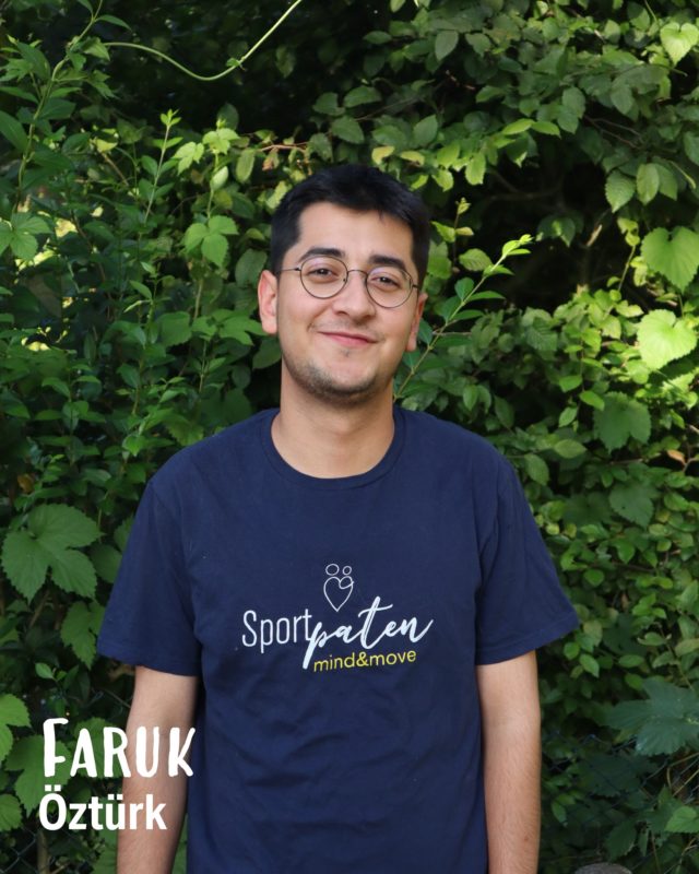 Dürfen wir vorstellen: Faruk!

„Ich bin dabei, weil ich der Meinung bin, dass nicht alle Kinder die gleichen Chancen haben und dass es in unserer Gesellschaft in vielerlei Hinsicht viele Ungleichheiten gibt. Mit dem Sportpatenprojekt kann ich dafür sorgen, dass solche Ungleichheiten in meiner Umgebung und in meiner Stadt bekämpft werden und dass ich mich dafür einsetze.“

Faruk ist 2023 als Sportpate zu unserem Team dazu gestoßen. Seit 2024 ist er Multiplikator und bei uns für die Seminarleitung zuständig.

Toll, dass du zu unserem Team gehörst!

#sportpaten #team #sportpatenmünster #teamwork #dürfenwirvorstellen