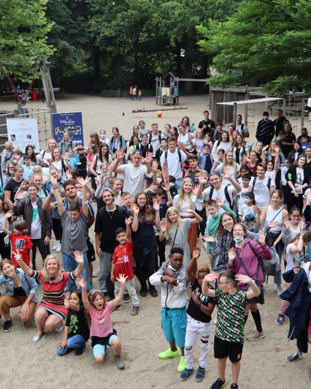 Ein tierisch schöner Tag!

Gemeinsam machten sich unsere Sportpatenteams auf den Weg in den Münsteraner Allwetterzoo – ein Ausflug, der noch lange in Erinnerung bleibt! Bei spannenden Entdeckungen und tierischen Begegnungen verbrachten alle einen erlebnisreichen Nachmittag und wuchsen als Team noch enger zusammen.

#sportpaten #rückblick #sportpatenmünster #allwetterzoomünster #zoo